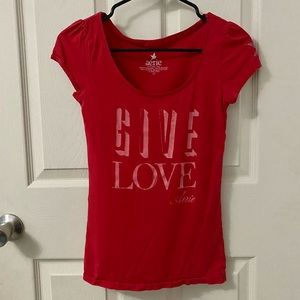 Woman’s “Give Love” Aerie Top Size Small
